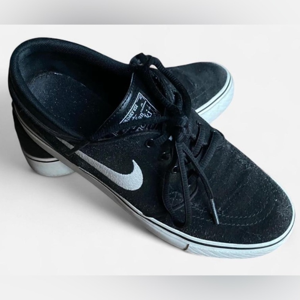 SOLD| Nike Black and White Minimalist Skate Sneakers